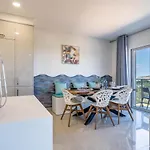 Emerson Plaza Stunning 2 Bedroom With Sea View *